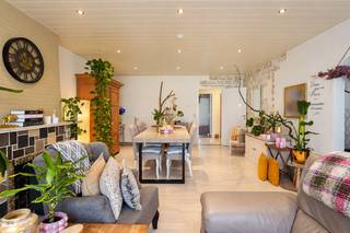 Dit aangename appartement is gelegen op de tweede verdieping van een kleinschalig gebouw in een rustige, groene woonwijk nabij het centrum van Ekeren, Kapellen en Brasschaat. Winkels, scholen, openbaar vervoer, het treinstation en belangrijke invalswegen zijn vlot bereikbaar. Bovendien bevinden de parken Oude Landen en Hof De Bist zich op wandelafstand.

We betreden het appartement via de inkomhal met ingebouwde vestiairekast en een apart gastentoilet. Vervolgens komen we in de ruime en lichtrijke woonkamer, die voldoende plaats biedt voor een gezellige zithoek en een ruime eethoek. Aansluitend bevindt zich de afzonderlijke keuken, ingericht met een kookplaat, dampkap, oven en spoelbak.

Verder beschikt het appartement over twee volwaardige slaapkamers, waarvan één toegang biedt tot het gezellige terras. De badkamer is ingericht met een douche, lavabo en handdoekradiator. Daarnaast is er een aansluiting voor een wasmachine en droogkast voorzien.

In de kelderverdieping beschikt het appartement over een privatieve kelderberging, ideaal voor extra opslagruimte.

De combinatie van de praktische indeling, de aangename lichtinval en de rustige ligging nabij tal van voorzieningen maakt dit appartement zeker een bezoek waard!

Voor meer info of een bezoek: 03/568.03.03 – info@vastgoed03.be 
