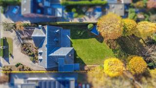 Een goed gelegen ruime villa met grote siertuin, ideaal voor vrij beroep,gelegen nabij ring en openbaarvervoer..Bestaat uit:Op het gelijkvloers:...