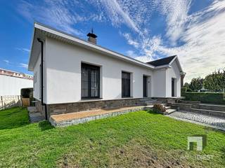 <p><span>Welkom bij deze prachtige gelijkvloerse woning in het centrum van Tessenderlo-Ham, een modern gerenoveerde woning, geschikt is voor gezinnen of ouderen die centrum locatie wensen en geen trappen willen doen.</span></p><p><span> </span></p><p><span>Dit aantrekkelijke woonhuis beschikt over een totale leefoppervlakte van 146 m² gelijkvloers en een bruikbaar vloeroppervlakte van 292m2 incl. benedenverdieping! </span></p><p><span> </span></p><p><span>De woning is voorzien van drie comfortabele slaapkamers, één badkamer, een keuken met toegang tot terras en zicht op tuin.</span></p><p><span>Voldoende plaats voor voertuigen op eigen terrein, twee plaatsen in de eigen garage en twee plaatsen bovengronds.</span></p><p><span> </span></p><p><span>De statige buitengevel straalt cachet uit en is volledig vernieuwd met 14cm isolatie.</span></p><p><span> </span></p><p><span>de troeven van de woning.</span></p><p><span> </span></p><p><span>Ligging & omgeving</span></p><p><span>+ Residentiële ligging</span></p><p><span>+ Gunstige ligging (knal in het centrum op wandelafstand van scholen/winkels/...)</span></p><p><span> </span></p><p><span>Bouwtechnisch</span></p><p><span>+ Stevige droge constructie</span></p><p><span>+ Volledig gerenoveerd 2022</span></p><p><span>+ Droge kelder</span></p><p><span>+ Kelder onder de volledige woning </span></p><p><span>+ Kelder met daglicht, bruikbare beneden verdieping</span></p><p><span>+ Elektriciteit vernieuwd en conform</span></p><p><span> </span></p><p><span>Energetisch</span></p><p><span>+ Zoldervloer geïsoleerd met 18cm MW</span></p><p><span>+ Energiezuinige woning Label C, je kan eenvoudig naar Label B!</span></p><p><span>+ Nieuwe PVC ramen dubbel glas</span></p><p><span>+ Rolluiken op ramen (elektrisch)</span></p><p><span>+ Zonnepanelen (ca. 20st.) op stock nog niet geplaatst</span></p><p><span> </span></p><p><span>Indeling</span></p><p><span>+ Gelijkvloers woning, geen trappen = lang wonen</span></p><p><span>+ 3 slaapkamers</span></p><p><span>+ 2 toiletten</span></p><p><span>+ Inpandige garage (kelder)</span></p><p><span> </span></p><p><span>Wil je graag komen kijken, bel dan naar Immo Diest op 013/31.25.22</span><span>, we helpen u met glimlach verder!</span></p>