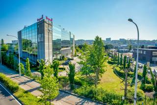 An impressive entrance hall and a beautiful atrium welcome you and your visitors to this modern building, which enjoys excellent visibility along...