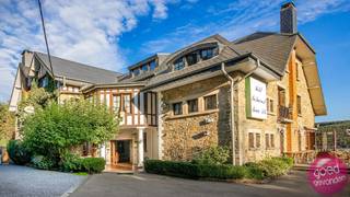 HOTEL BEAU SITE ligt op een terrein van iets meer dan 3 hectare in de gemeente Trois Ponts in de provincie Luik, waar de Amblève en de...