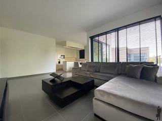 Ruim 2 slpk. appartement in residentie Laerhoef op wandelafstand van het centrum van Hoogstraten.Indeling:-Centrale gang met toegang tot:-Ruime...