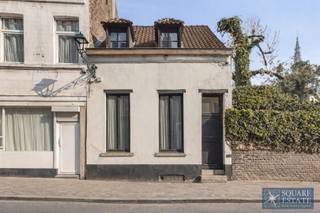 <p><span>Square Estate biedt u dit karakteristieke pand aan, ideaal gelegen in het hart van Anderlecht, vlak bij alle voorzieningen.</span></p><p><span>Deze charmante woning onderscheidt zich door haar geklasseerde gevels en daken, die haar een uniek cachet geven op de markt.</span></p><p><span>Het pand bestaat uit een hoofdwoning en een bijgebouw, die harmonieus met elkaar verbonden zijn door een prachtige, lichte veranda met opvallend hoge plafonds.</span></p><p><span>Het hoofdgebouw omvat een gezellige woonkamer met een eethoek en een ontspanningsruimte/tv-hoek, een wasruimte en een apart toilet. Op de bovenverdieping biedt een grote slaapkamer met mezzanine mooie inrichtingsmogelijkheden, waardoor twee aparte slaapkamers kunnen worden gecreëerd, evenals een doucheruimte.</span></p><p><span>Het bijgebouw beschikt over een tweede eetkamer, een volledig uitgeruste keuken en een toilet. Op de bovenverdieping vindt u een ruime slaapkamer met eigen badkamer.</span></p><p><span>In de kelder maakt een prachtige gewelfde kelder het geheel compleet.</span></p><p><span>Buiten beschikt het pand over een uitgestrekte tuin, verdeeld over twee kadastrale percelen, die de hele hoek van de straat beslaat en een zeldzame en bevoorrechte leefomgeving biedt in een stedelijke omgeving.</span></p><p><span>Een uitzonderlijk pand, ideaal voor liefhebbers van charme en authenticiteit die op zoek zijn naar een buitengewone leefomgeving.</span></p><p><span>Voor meer informatie of om een bezichtiging te regelen, kunt u contact met ons opnemen via 02/460.42.01 of <span>ca@square-estate.be</span></span><span> </span></p>