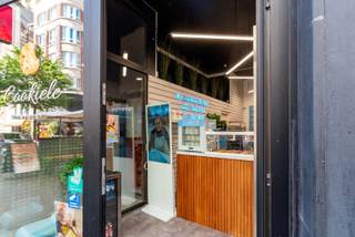 Dit handelsgelijkvloers is gelegen in het midden van de Kammenstraat, vlakbij "Shoe Class", "Arte", "Essentiel Outlet", "Ruba", "Weekday", "Vans', ... De Kammenstraat staat gekend als één van de meest trendy en drukbezochte winkelstraten van Antwerpen. Kortom, een echte hotspot voor shoppers en passanten.