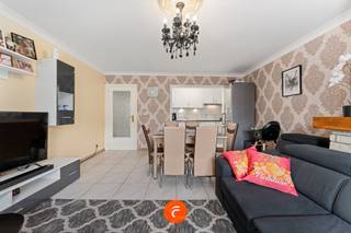 Perfect onderhouden appartement op de eerste verdieping (met lift). Ruime indeling met inkomhal, apart toilet, wasplaats, 2 volwaardige...