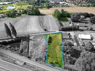 Grond met topligging, geschikt voor para-agrarische toepassing (bvb woning met dierenartspraktijk, loonwerker, tuinbouw,...) met een...