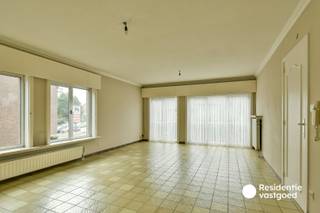Welkom in de Karel de Goedelaan 19, waar dit aangename appartement geniet van een centrale ligging in het hart van Torhout. In de nabije omgeving vindt u onder meer scholen, openbaar vervoer, het stadhuis, supermarkten en diverse andere voorzieningen.<br /><br />Het appartement is gelegen op de eerste verdieping en omvat een inkomhal met gastentoilet, een ruime en lichtrijke leefruimte met aangrenzende keuken, twee slaapkamers, een berging en een badkamer met ligbad.<br /><br />Als extra troef beschikt het appartement over een garage, die inbegrepen is in de huurprijs.<br /><br />Op zoek naar een centraal gelegen appartement met twee slaapkamers én garage in Torhout? Contacteer ons vandaag nog voor meer informatie of plan een bezoek ter plaatse.<br /><br />Huurprijs: € 800/maand, garage inbegrepen<br />Beschikbaar vanaf 1 september 2026