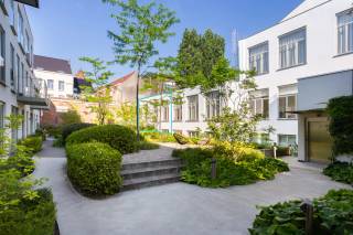 In het historische hart van Antwerpen bevindt zich deze uitzonderlijke duplexwoning, waar authentieke architectuur en hedendaags wooncomfort elkaar ontmoeten. Gelegen op wandelafstand van de Grote Markt, de Kaaien en het Eilandje geniet u hier van een unieke woonbeleving in een van de meest gegeerde buurten van de stad.<br /><br />De residentie werd met respect voor haar historische karakter volledig gerenoveerd en energetisch geoptimaliseerd. De authentieke gevel bleef behouden, terwijl achter de gevel een hoogwaardige afwerking en hedendaagse technieken zorgen voor een duurzaam en toekomstgericht wooncomfort.<br />De duplex verwelkomt u via een ruime inkomhal. <br /><br />Op het gelijkvloers bevinden zich twee volwaardige kamers, waarvan één zich perfect leent als bureau, hobbyruimte of extra slaapkamer. De master beschikt over een stijlvolle dressing en directe toegang tot de badkamer, uitgerust met een dubbele wastafel, royale inloopdouche. Verder zijn er een afzonderlijk gastentoilet, een praktische berging en een aparte wasruimte.<br /><br />De bovenverdieping vormt het hart van de woning. Dankzij de indrukwekkende plafondhoogte en de overvloedige lichtinval ontstaat een bijzonder ruimtelijk gevoel. De open leefruimte sluit naadloos aan op de volledig uitgeruste keuken, waardoor een elegante en uitnodigende leefomgeving ontstaat. Doorheen de woonruimtes werd gekozen voor een warme eiken parketvloer.<br /><br />Als bewoner geniet u bovendien van een prachtig aangelegde gemeenschappelijke binnentuin, een afgesloten fietsenberging met laadvoorzieningen voor elektrische fietsen en de mogelijkheid om ondergronds te parkeren.<br /><br />Voor ultiem wooncomfort in het hart van Antwerpen kan u één ondergrondse autostaanplaatsen aankopen aan € 45.000 per plaats.<br /><br />Interesse?<br />Contacteer LISTED vandaag nog: +32 3 283 51 51.<br />