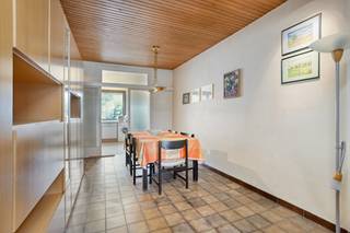 <p>Ontdek deze verzorgde tweegevelwoning, rustig gelegen aan het einde van een doodlopende straat. Hier geniet u van een aangename, kindvriendelijke en verkeersluwe omgeving, terwijl alle voorzieningen binnen handbereik liggen. Via de inkomhal komt u in de lichtrijke leefruimte van 32 m², die naadloos aansluit op de open keuken van 9 m². Vanuit de keuken heeft u rechtstreeks toegang tot het terras en de gezellige tuin, Op de eerste verdieping bevinden zich een badkamer van 6 m² en twee ruime slaapkamers van respectievelijk 19 m² en 15 m². De tweede verdieping biedt een derde slaapkamer van 15 m² en een bureau van 9 m², perfect als thuiswerkplek of hobbyruimte. Daarnaast beschikt de woning over een praktische kelder van 26 m². De ligging is een absolute troef: aan het einde van een doodlopende straat, op slechts 1 km van het centrum van Zellik en 1 km van Sint-Agatha-Berchem. Zo combineert u de rust van een residentiële omgeving met een uitstekende bereikbaarheid en de nabijheid van winkels, scholen, openbaar vervoer, belangrijke invalswegen, Laarbeekbos, Kerremanspark en het UZ Jette Bent u op zoek naar een ruime gezinswoning op een rustige, maar centrale locatie? Dan is deze woning zeker een bezoek waard!</p>