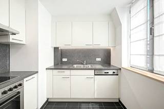 In het hart van Brussel, op een toplocatie nabij de Kunstberg en de Zavel, bevindt zich dit charmante gelijkvloerse appartement met een bewoonbare oppervlakte van ongeveer 72 m². Dankzij de doordachte indeling, de aangename lichtinval en de centrale ligging vormt dit appartement een ideale uitvalsbasis voor wie comfortabel wil wonen in de hoofdstad.<br /><br />Het appartement verwelkomt u via een inkomhal met apart gastentoilet. De ruime leefruimte biedt voldoende plaats voor een gezellige zit- en eethoek en sluit aan op de volledig uitgeruste keuken. Verder beschikt het appartement over een slaapkamer, een badkamer met douche en een aangenaam terras waar u in alle rust kunt genieten van een moment buiten.<br /><br />Mogelijkheid tot het huren van een parkeerplaats. Daarnaast beschikt het gebouw over een gemeenschappelijke fietsenstalling.<br /><br />EPC: D+<br /><br />Provisie gemeenschappelijke lasten: €125/maand.<br />Provisie water: €40/maand.<br /><br />De buurt combineert het bruisende stadsleven met een rijk cultureel aanbod. Musea, galerijen, winkels, restaurants en gezellige cafés bevinden zich op wandelafstand. Bovendien zorgen de uitstekende verbindingen met het openbaar vervoer voor een vlotte bereikbaarheid van alle delen van de stad. Een ideale woonomgeving voor wie op zoek is naar comfort, bereikbaarheid en de unieke sfeer van het centrum van Brussel.