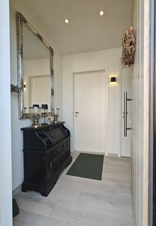 <h1><span>Gezellig en kwalitatief wonen in residentie De Smeed</span></h1><p><span>In de charmante residentie De Smeed, aan de Smidsteeg in Maasmechelen, bevindt zich deze instapklare en energiezuinige woning. De warme uitstraling, lichtrijke ruimtes en zuidgerichte tuin zorgen ervoor dat je je hier meteen thuis voelt.</span></p><p><span>De inkomhal met gastentoilet leidt naar de ruime leefruimte. Grote raampartijen brengen volop daglicht binnen en geven rechtstreeks toegang tot de private tuin met aangelegd terras. Op warme dagen zorgt de airco in de leefruimte voor extra comfort. De open keuken is uitgerust met een oven, inductiekookplaat, dampkap, inbouwkoelkast met vriesvak, vaatwasser en spoelbak.</span></p><p><span>Bij de afwerking is gekozen voor hoogwaardige materialen die de woning een stijlvolle en duurzame uitstraling geven. De keramische parkettegels en vloerverwarming doorheen de volledige woning versterken het aangename woongevoel.</span></p><p><span>Op de verdieping bevinden zich drie slaapkamers, een mooi afgewerkte badkamer met douchebad, dubbel wasmeubel en toilet, en een aparte wasruimte met extra bergruimte. Ook de zolder biedt praktische opslagruimte.</span></p><p><span>Bij de woning horen een extra ruime ondergrondse autostaanplaats en een privatieve berging. De parkeergarage is bereikbaar via de achterliggende Priorijstraat en vanuit de residentie via de lift of trap.</span></p><p><span>De pluspunten op een rij:</span></p><ul><li><span>Instapklaar en centraal gelegen in Maasmechelen</span></li><li><span>Warme, kwalitatieve afwerking</span></li><li><span>Lichtrijke leefruimte met airco</span></li><li><span>Volledig uitgeruste open keuken</span></li><li><span>Private, zuidgerichte tuin met aangelegd terras</span></li><li><span>Vloerverwarming doorheen de volledige woning</span></li><li><span>Drie slaapkamers, aparte wasruimte en zolder</span></li><li><span>Extra ruime ondergrondse autostaanplaats en privatieve berging</span></li><li><span>Energiezuinig: EPC-label B</span></li><li><span>Conforme elektrische keuring</span></li></ul><p><span> </span></p><p><span> </span></p><p><span>Een comfortabele woning waar kwaliteit en woonplezier samenkomen. Graag meer informatie of een bezoek? Contacteer Carolien via </span><span>0484 35 70 67</span><span> of <span>carolien@jemar.be</span></span><span>.</span></p>