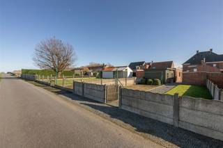 <p><strong>KIJKDAG DI 18/08 | HALFOPEN WONING MET GARAGE OP 464M² OP TOPLIGGING IN DENTERGEM</strong></p><p><span>Ben je op zoek naar een centraal gelegen halfopen woning met uiterst rustige ligging en landelijke verzichten? Dan is dit je kans!</span><br /><span>Deze halfopen woning is gelegen in de Kapittelstraat 26 (zijstraat van de Gottemstraat) en geniet een uiterst rustige ligging, doch dicht bij bakker, slager, school, bibliotheek, winkels en invalswegen.</span><br /><span>Zowel vooraan als achteraan kan men het perceel bereiken en geniet men van een prachtig landelijk zicht. Isoleer de daken van deze woning en voldoe alvast aan de verplichte D-score. Kijkdag op afspraak dinsdag 18 augustus, mail of bel om jouw afspraak vast te leggen. </span></p><p><span><strong>INDELING: </strong></span><br /><span>We komen binnen in de inkomhal die rechtstreeks toegang biedt tot zit-en eetplaats. De leefruimtes hebben grote raampartijen die voor veel natuurlijk lichtinval en een mooi zicht zorgen. De leefruimte vooraan is ideaal voor een vrij beroep of thuiskantoor.</span><br /><span>Via de leefruimte achteraan komen we terecht in de keuken (kookplaat | dampkap | spoelbak) met aansluitend de veranda en badkamer (bad | toilet | lavabo met meubel)</span><br /><span>Tot slot hebben we via de leefruimte eveneens toegang naar de droge kelder. </span><br /><span>Op het eerste verdiep is er een overloop naar 3 slaapkamers. </span><br /><span>Ook het tweede verdiep is toegankelijk via vaste trap en geniet alvast 1 slaapkamer en een zolderkamer.</span><br /><span>Rondom de woning is er een grote tuin met garage en tuinhuis die zowel vooraan als achteraan toegankelijk zijn.</span></p><p><span><strong>TROEVEN: </strong></span><br /><span>- TOPLIGGING</span><br /><span>- TOEGANKELIJK VOOR-ALS ACHTERAAN</span><br /><span>- 4 SLAAPKAMERS</span><br /><span>- GARAGE</span></p>