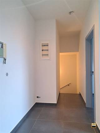 Centraal gelegen 1 slaapkamer appartement met ruime kelderberging. Het appartement is gelegen in het centrum van Borgloon.Er zijn op wandelafstand...