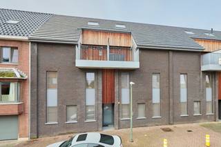 <strong>Rustig gelegen duplex appartement in het centrum van Zolder met 2 slaapkamers</strong>. Super rustig gelegen en toch op wandelafstand van het centrum. De duplex heeft een goede lichtinval en 2 terrassen waarvan ééntje op het zuiden. Twee ondergrondse staanplaatsen en een kelderberging zitten inbegrepen in de prijs. Gelegen op de 2de en 3de verdieping. Het appartementsgebouw is van 2016.<br /><br />Een goed geïsoleerde buitenkant en een goede technische installatie binnenin verzekeren je een laag verbruik en dus energiezuinig wonen met label B. Ideaal om te investeren gezien de goede huidige huurder of voor zelfbewoning. Deze duplex heeft een bewoonbare oppervlakte van 104m².<br /><br /><span>De indeling van<strong> het ruime duplex appartement (appartement 10)</strong> is als volgt</span>:<br />Inkomhal met aan de ene kant toegang tot de eetruimte en de zitruimte en aan de andere kant de uitgeruste keuken met ontbijthoek . Tevens is er een aparte WC en een wasberging. Aan beide zijden is er een terras aan keuken en zitruimte samen goed voor een oppervlakte van 11m². De centrale trap gaat de bovenverdieping met 2 slaapkamers. De hoofdslaapkamer heeft toegang tot de badkamer met douche en dubbele lavabo. De 2de slaapkamer heeft ook nog een extra berging voorzien van de verwarmingsketel. <br /><br /><strong>Twee ondergrondse parkeerplaatsen achter elkaar (nr 17 en 18) en een zeer ruime kelderberging (nr. 4)</strong> voorzien en inbegrepen in de prijs.<br /><br />De verwarming gebeurt met een condenserende ketel op aardgas. Lift aanwezig.<br /><br />Wil je investering in een mooi afgewerkt appartement om te verhuren of zelf in te wonen? Neem dan snel contact op 011 39 90 50 voor meer info.<br /><br />Wij ontzorgen je ook voor de <strong>verkoop </strong>van je <strong>huidige woning</strong>! Voor meer uitleg helpen we je graag verder.