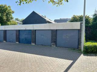 Ruime garagebox op een centrale locatie voorzien van een kantelpoort.Deze garage is te koop ZONDER makelaar via het concept van Smart Houses! Wenst U...