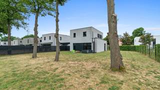 Welkom op de Burgemeester Jan Geritslaan 52, Houthalen.Een moderne, energiezuinige woning uit 2021, gelegen in een kindvriendelijke en groene...