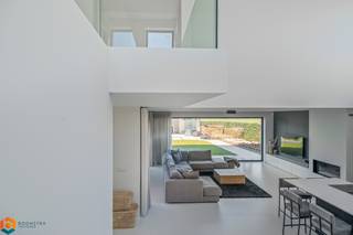 Op een gunstige ligging in Onze-Lieve-Vrouw-Waver bevindt zich deze prachtige, moderne villa, gelegen op een mooi perceel van 869 m². U geniet hier van een vlotte bereikbaarheid en de nabijheid van winkels, scholen en openbaar vervoer.<br /><span> </span><br /><span>Benieuwd naar deze exclusieve woning? Klik hier voor een </span>cinematische <span>vastgoedfilm van de woonst!</span><br /><br />We betreden deze stijlvolle villa, met een royale bewoonbare oppervlakte van maar liefst 294 m², via een lichtrijke inkomhal met apart gastentoilet. De indrukwekkende leefruimte bestaat uit een zonovergoten zithoek met gashaard en een ruime eetplaats. De grote raampartijen bieden een prachtig zicht op de volledig aangelegde tuin. Daarnaast zorgen de doordachte architectuur en de vide voor een unieke beleving en een overvloed aan natuurlijk licht. De open keuken met een hoogwaardige afwerking is mooi geïntegreerd in het geheel en werd uitgerust met een kookeiland en kwalitatieve toestellen.<br />De leefruimte geeft rechtstreeks uit op de tuin en het gunstig georiënteerde terras. In de tuin vindt u een zwembad met een volledig ingericht poolhouse, waar de grote schuiframen zorgen voor een naadloze overgang tussen de binnen- en buitenruimte. Een ideale plek om tot rust te komen en te genieten in alle privacy. Tenslotte beschikt het gelijkvloers nog over een praktische berging naast de keuken, met aansluiting voor was- en droogmachine, evenals een ruime garage.<br />Op de eerste verdieping bevinden zich drie volwaardige slaapkamers, waaronder een master bedroom met en-suite dressing. De nachthal biedt tevens toegang tot een apart toilet en een ruime, stijlvolle badkamer uitgerust met een dubbele lavabo, inloopdouche en vrijstaand ligbad.<br /><br />Deze villa is bovendien bijzonder energiezuinig (EPC-label A) en voorzien van 28 zonnepanelen, airco, ventilatiesysteem en een conforme elektrische keuring.<br /><br /><span>Dit is een uitstekende opportuniteit als u op zoek bent naar een exclusieve en energiezuinige villa met 3 slaapkamers en ruime tuin te Onze-Lieve-Vrouw-Waver. Contacteer ons voor meer informatie op 0472/22 12 41 of neem een kijkje op www.boonstravastgoed.be.</span><br /><br /><span>Bijzonderheden:<br />- Zwembad met poolhouse</span><br /><span>- Zeer energiezuinig (label A)</span><br /><span>- 294 m² bewoonbare oppervlakte</span><br /><span>- Exclusieve villa met gunstige ligging</span>