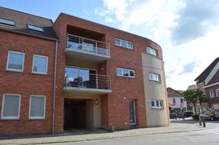 Instapklaar appartement vlakbij belangrijke invalswegen en op fietsafstand van het centrum van Kortrijk en Heule.U geniet van alle moderne comfort en...