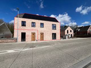 Deze volledig gerenoveerde woning, gelegen in het gezellige centrum van het landelijke Dikkelvenne, biedt een ideale woonlocatie voor jonge gezinnen. Op wandelafstand van de woning bevinden zich onder andere de bakker, de slager en de lagere school, wat het dagelijks leven bijzonder praktisch maakt.<br /><br />Bij binnenkomst wordt u verwelkomd door een ruime inkomhal, die toegang biedt tot een bijzonder ruim gastentoilet. De leefkeuken is lichtrijk en aangenaam, met uitzicht op het rustige dorpsleven aan de ene kant en met directe toegang tot een privatief terras aan de andere kant. Aan de achterzijde van de woning bevindt zich een trap naar de bovenverdieping, waarbij de ruimte onder de trap optimaal is benut als praktische berging.<br /><br />Op de bovenverdieping vindt u een lichte zit-/leesruimte, drie goed bemeten slaapkamers, een moderne badkamer en een afzonderlijke wasplaats. De trap op deze verdieping leidt naar een ruime zolder die extra opbergruimte biedt.<br /><br />Kortom, deze functionele en goed ingedeelde woning in het pittoreske Dikkelvenne is een echte 'must see'. <br /><br />Wij nodigen u van harte uit voor een bezichtiging en kijken ernaar uit u rond te leiden.