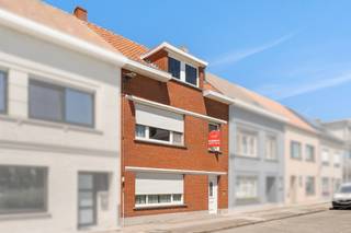 Charmante gezinswoning gelegen in het centrum van Zeebrugge met een leuke tuin en tal van mogelijkheden. De woning beschikt over drie slaapkamers en ook nog een vaste trap naar de zolder waar nog de mogelijkheid bestaat om extra kamers te maken. Het biedt een uitstekende basis voor wie op zoek is naar een renovatieproject met potentieel. Dankzij de centrale ligging bevinden winkels, scholen, openbaar vervoer en de kust zich op korte afstand.
Een ideale opportuniteit voor gezinnen, investeerders of wie een woning volledig naar eigen smaak wil inrichten. Contacteer makelaar Stéphanie 0472 77 86 60 of stephanie@keyimmo.be voor meer info of een bezoek.
