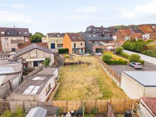 BOUWGROND TE KOOP IN RONSEDit is een uitstekende bouwkavel gelegen in Ronse met een totale grondoppervlakte van 330m². Het perceel biedt ideale mogelijkheden voor diegenen die hun droomwoning willen realiseren op een gewenste locatie.KENMERKEN VAN HET PERCEELDe kavel heeft een rechthoekige vorm en is gunstig georiënteerd, wat optimale benutting van het terrein mogelijk maakt. Met een grondoppervlakte van 330m² beschikt u over voldoende ruimte voor de bouw van een residentiële woning volgens uw persoonlijke wensen en voorkelingen. Het perceel is bereikbaar via de aangrenzende weg en is goed geïntegreerd in de bestaande bebouwde omgeving.LIGGING EN BEREIKBAARHEIDHet bouwterrein is ideaal gesitueerd in Ronse, een levendig en welgesteld stadje in Oost-Vlaanderen. De locatie biedt goede bereikbaarheid naar voorzieningen, scholen, winkels en openbaar vervoer. De omgeving wordt gekenmerkt door een fijne mix van residentiële en commerciële activiteiten, wat zorgt voor een aantrekkelijke woonsfeer.MOGELIJKHEDENDit perceel biedt u volledige vrijheid voor het realiseren van uw bouwproject. U kunt een moderne en energiezuinige woning naar eigen smaak ontwerpen, aangepast aan uw specifieke behoeften en lifestyle. De kavel is een perfecte investering voor particulieren die op zoek zijn naar een bouwgrond in een gevestigde buurt met uitstekende toegankelijkheid.Te koop via Immo Beguin, jouw vastgoedexpert sinds 2009. Met kantoren in Ronse, Deinze, Waregem Kortrijk, Moeskroen, Nieuwpoort, Doornik en Lessines.✉️ info@immobeguin.be
