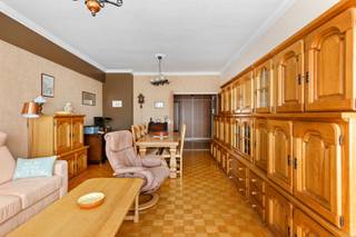 <p>Welkom in hartje Antwerpen! Dit appartement bevindt zich op een locatie die werkelijk alles te bieden heeft. Zo geniet je hier van een uitstekende verbinding, zowel binnen de stad als daarbuiten, dankzij de nabijheid van het Centraal station, tram en bus. Daarnaast kan je voor ontspanning gezellige adresjes, winkels en groene parken opzoeken, waaronder Park Spoor Noord.</p>
<p>Maar ook achter de voordeur schuilt er heel veel potentieel! Met een gunstig EPC-label B, een aangename lichtinval en authentieke charme beschikt dit appartement over alle basis ingrediënten om een gezellige thuis te creëren.</p>
<p>Je wordt verwelkomd in de inkomhal met een praktische vestiairekast en gastentoilet. De prachtige, authentieke blokparketvloer loopt naadloos door tot in de gezellige leefruimte die geniet van een overvloed aan daglicht, versterkt met een heerlijk ruimtelijk gevoel dankzij de riante raampartijen. De keuken werd functioneel ingericht met onder andere gasvuur, dubbele spoelbak, aansluitingen voor een wasmachine, … Daarnaast stap je vanuit deze ruimte zo het knus terrasje op, dé ideale plek voor een heerlijk kopje koffie in de buitenlucht. Verder beschik je hier over 2 ruime slaapkamers (15 m² & 9 m²) met ingemaakte kasten en uiteraard een badkamer. Deze werd ingericht met een comfortabel ligbad met douchekop en een lavabo.</p>
<p>Een sterke basis, karaktervolle details én een centrale ligging: geef jij dit appartement de persoonlijke touch die het verdient?</p>
<p><strong>Maandelijkse kosten:</strong> provisie van € 275,00 (inclusief verwarming, onderhoud en schoonmaak, lift, huisvuilverwerking, water en elektriciteit gemene delen, verzekeringen, syndicus, …). Men werkt met een kwartaalopvraging + een jaarlijkse afrekening.</p>
<p><strong>Technische gegevens: Kelderberging en fietsenstalling aanwezig, </strong>centrale verwarming op gas via een condenserende ketel (collectief), voornamelijk HR-beglazing in PVC, geïsoleerd dak. <strong>Alle ramen zijn voorzien van vliegenramen en rolhorren, Weber veiligheidsdeur. Rolluik aanwezig bij het terras. </strong></p>
<p><strong>Stedenbouwkundige inlichtingen en bodemattest aanwezig. Niet-asbestveilig. Bevindt zich niet in een risicozone voor overstromingen (P- en G-score B). Renovatieverplichting niet van toepassing.</strong></p>