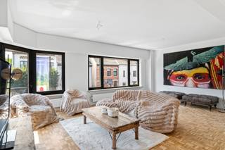 <span>Op een uitstekende locatie in het centrum van 's-Gravenwezel bevindt zich dit volledig gerenoveerde duplexappartement van ca. 170 m². <br />Dankzij de privatieve inkom heeft dit duplex appartement het gevoel van een woning. <br /><br /><span><strong>Indeling</strong></span><br /><br />Aparte inkom - toegang tot de private keldergerging met 2 compartimenten. <br /><br /><span><strong>Verdieping 1</strong></span><br /><br />inkomhal met gastentoilet - via een smeedijzeren deur is er toegang tot de leefruimte in L-vorm op parket en ingedeeld in een salon en eetkamer. De volledig geïnstalleerde keuken sluitt aan op de leefruimte en is voorzien van alle hedendaags comfort. <br />Vanuit de keuken bereikt u een ruime wasplaats/berging vanwaar u eveneens toegang hebt tot terras. Via de buitentrap bereikt men de achterliggende parking. <br />Verder is er op deze verdieping een eerste slaapkamer of polyvalente kamer/bureau met een en-suite badkamer uitgerust met inloopdouche en badkamermeubel met lavabo en een aparte ruime dressing.<br /><br /><span><strong>Verdieping 2</strong></span> <br /><br />Op de duplexverdieping bevinden zich 3 slaapkamers, badkamer 2 met lavabomeubel voorzien van dubbele lavabo en een ligbad/douchecombinatie.<br />Het apart toilet is op de nachthal.<br />Van hieruit is er via een uitschuifbare trap toegang tot de geïsoleerde bergzolder.<br /><br /><span><strong>Bijzonderheden<br /></strong></span></span><br /><span>Verwarming op aardgas, alu-ramen met dubbele beglazing, kleinschalig gebouw, ruime parking achteraan, energiezuinig gerenoveerd, <br />EPC 151 kWh/m² - label B - UC 3918870<br />Vg-Wg-Gvv-Gvkr-Gmo-Gworg</span>