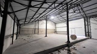 <p><span>Geïsoleerde loods van 155 m² - Vrije hoogte 4.5meter -  poort van 4 meter hoog en 4 meter breed.</span></p><p><span>Deze loods wordt verhuurd onder btw-regime.</span></p>