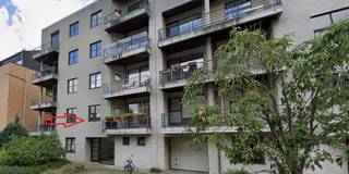 Ben je op zoek naar een charmant appartement met twee terrassen én een private staanplaats? Dan is dit gezellige appartement op de eerste verdieping jouw nieuwe thuis.<br />-> Wonen in alle comfort<br />Lichte, open leefruimte met moderne keuken<br />Twee comfortabele slaapkamers<br />Badkamer met bad en douche<br />Slim ingedeeld met veel natuurlijk licht<br />-> Zon op elk moment van de dag<br />Terras vooraan met avondzon – ideaal om de dag rustig af te sluiten<br />Ruim terras achteraan met middag- en namiddagzon – perfect voor een koffiepauze, aperitief of diner in de buitenlucht<br />-> Extra troef<br />Binnenstaanplaats inbegrepen: je wagen staat altijd droog, veilig en dichtbij<br />->Toplocatie in Kessel-Lo<br />Gelegen op wandelafstand van openbaar vervoer en vlakbij het Provinciaal Domein. Winkels, scholen en het centrum van Leuven zijn makkelijk bereikbaar. Hier woon je in alle rust, met alles binnen handbereik.<br />-> Perfect voor starters, koppels of investeerders<br /> 