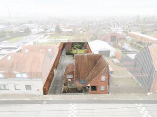Halfopen bebouwing in het hartje van Lendelede te koop!<br />Ontdek deze ruime halfopen bebouwing met een bewoonbare oppervlakte van 183m² gelegen op een perceel van 590 m² met oprit en inpandige garage! <br />U komt binnen via de inkomhal. Op het gelijkvloers vindt u de gezellige leefruimte met massief parket, eetkamer en keuken met toegang tot de tuin. Vervolgens heeft u de badkamer met een douche, bad en dubbele lavabo, gastentoilet en eerste slaapkamer. Er is een ruime wasruimte/berging aanwezig met toegang tot de inpandige garage. Op de eerste verdieping bevinden zich een toilet, drie slaapkamers en een bergruimte.<br /><br /><u>Troeven</u><br />+HOB met oprit<br />+ slaapkamer op gelijkvloers<br />+inpandige garage<br />+ uitstekende locatie, hartje Lendelede<br />+ supermarkt/apotheek/winkels op wandelafstand<br /><br />Benieuwd naar deze woning? Neem contact op met Louise! Bel 0496 08 08 00 of mail louise@immo-lys.be voor meer informatie of een afspraak.<br /> 