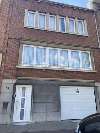 Ruime bel-étagewoning met 4 slaapkamers en diepe tuin in Merksem Welkom in deze solide en ruime bel-étagewoning, gelegen in een hoofdstraat in...