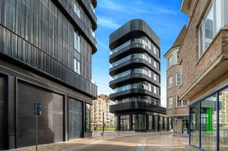 Dit recent en kwalitatief afgewerkt appartement maakt deel uit van het prestigieuze complex Heldentoren en combineert hedendaags comfort met licht, ruimte en een mooi zeezicht.<br /><br />De leefruimte met open keuken is ruim en lichtrijk dankzij de grote raampartijen. Vanuit de woonkamer geniet je van een open zicht richting zee. Het aansluitende terras biedt voldoende plaats om comfortabel buiten te zitten.<br /><br />Het appartement beschikt over twee volwaardige slaapkamers, elk met een eigen douchekamer voorzien van lavabomeubel en inloopdouche. Daarnaast is er een apart toilet en zijn er twee praktische bergingen, wat zorgt voor extra gebruiksgemak.<br /><br />Met een EPC-label A is dit appartement bijzonder energiezuinig en volledig toekomstgericht. Er is bovendien een privatieve fietsenstalling voor twee fietsen inbegrepen.<br /><br />Er is eveneens mogelijkheid tot aankoop van:<br />– een ondergrondse autostaanplaats <br />– een privatieve kelderberging met elektriciteitsaansluiting <br /><br />Een eigendom dat zich perfect leent als vaste woonst, comfortabel tweede verblijf of interessante investering aan zee.