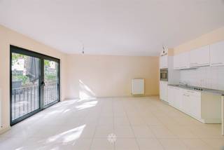 <p><span>GENT CENTRUM - Op te frissen gelijkvloerse studio nabij de Muinkkaai</span></p><p><span> </span></p><p><span>Gelegen op het gelijkvloers, treffen we deze op te frissen gelijkvloerse studio met grote raampartijen vlakbij de Kinepolis.</span></p><p><span>Ideaal als starters- of investeringseigendom met een vlotte verbinding naar de Binnenstad, studentencampussen en invalswegen.</span></p><p><span> </span></p><p><span>De belangrijkste troeven in een notendop: </span></p><ul><li><span>Centrale ligging in Gent met vlotte bereikbaarheid </span></li><li><span>Groene omgeving </span></li><li><span>Grote raampartijen zorgen voor veel licht</span></li><li><span>Ideaal als investering of eigenbewoning</span></li><li><span>Nabij invalswegen, openbaar vervoer en scholen</span></li><li><span>Gunstig EPC </span></li></ul><p><span> </span></p><p><span>Indeling:</span></p><p><span>Inkom met apart toilet, leefruimte met keuken, badkamer met douche, technische berging met aansluitingen wasmachine. </span></p><p><span> </span></p><p><span>Belangrijk</span><span>:</span></p><p><span>Richtprijs: 199.000 EUR</span></p><p><span>EPC: 109 kWh/m² jaar</span></p><p><span> </span></p><p><span>Interesse? Neem contact op met Axel Lenaerts makelaars voor meer info of een bezoek ter plaatse via </span><span>09 245 24 24</span><span> of Hannelore@axellenaerts.be</span></p><p><span> </span></p>