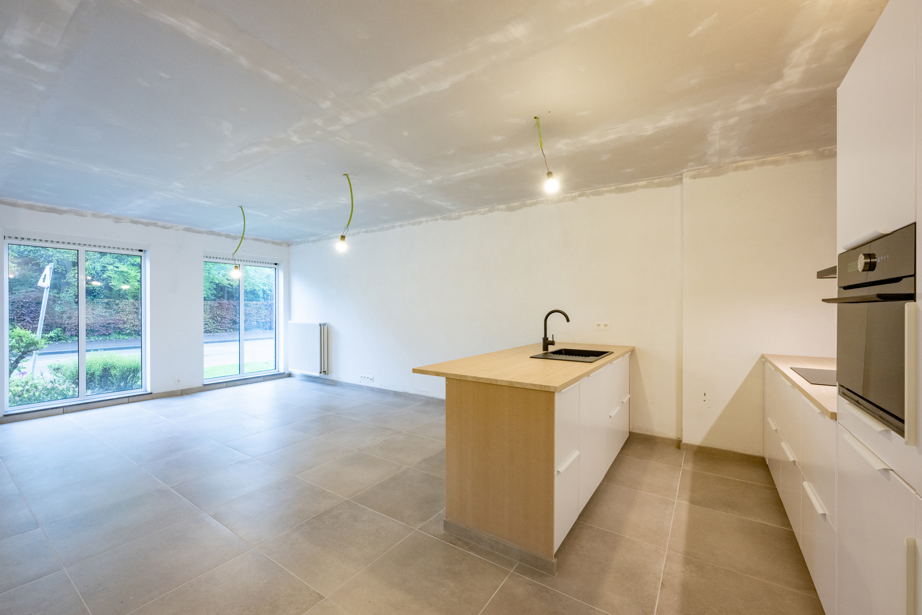 GERENOVEERD GELIJKVLOERS APPARTEMENT MET 2 SLPKS EN TUIN - foto 1