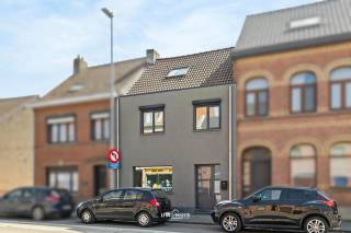 Ontdek deze instapklare woning waar comfort, energiezuinigheid en modern wonen perfect samenkomen. Met een uitstekende EPC-score A geniet u hier...