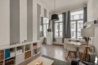 Vergunde opbrengsteigendom met 4 appartementen<br /><br />Interessante vergunde opbrengsteigendom, bestaande uit 4 afzonderlijke appartementen, gelegen in de Goudbloemstraat te Antwerpen. De Goudbloemstraat is een centrale en gegeerde locatie met een vlotte verbinding naar het stadscentrum, het Centraal Station, openbaar vervoer, winkels en diverse voorzieningen. De straat wordt gekenmerkt door historische bebouwing en meergezinswoningen.<br /><br />Het gebouw omvat vier verhuurde appartementen, waardoor het pand een stabiele huuropbrengst genereert. Alle appartementen zijn momenteel verhuurd.<br /><br />Indeling en oppervlaktes<br />Gelijkvloers: ca. 40 m² – huurprijs € 700/maand<br />1ste verdieping: ca. 39 m² – huurprijs € 607,36/maand<br />2de verdieping: ca. 38 m² – huurprijs € 630,41/maand<br />3de verdieping: ca. 48 m² – huurprijs € 655/maand<br /><br />Huuropbrengsten<br />De huidige maandelijkse huurinkomsten bedragen: € 2.592,77 per maand. Dit geeft een totale jaarlijkse huurinkomst van € 31.113,24 per jaar<br /><br />Een interessante investering voor wie op zoek is naar een verhuurd pand met meerdere afzonderlijke woonunits en een directe huuropbrengst.