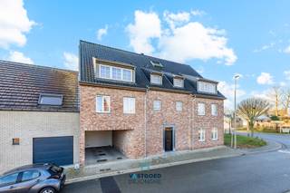 Gelegen nabij winkels en invalswegen treffen we dit ruime, perfect instapklare duplexappartement aan. Het appartement heeft de volgende...