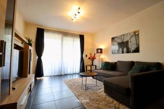 Bent u op zoek naar een gemeubeld (nieuwbouw) appartement met één slaapkamer, terras en ondergrondse autostaanplaats, nabij het centrum van Sint-Niklaas? Lees en kijk dan snel even verder! <br /><br />Dit appartement is landelijk gelegen, nabij het centrum van Sint-Niklaas. In een nieuwe verkaveling én in een doodlopende straat. Hier is geen doorgaand verkeer, énkel toegestaan voor bewoners. Dit appartement is voorzien van een ruim terras, een ondergrondse autostaanplaats (P44) én er is zonnewering voorzien aan de ramen van het appartement. <br /><br />Indeling: lichtrijke living met open keuken die voorzien is van alle nodige toestellen en comfort. Berging met hoogrendementsketel en met aansluiting voor het wasmachine en de droogkast. Badkamer met inloopdouche en lavabomeubel. Gastentoilet. Ruime slaapkamer met zonnewering. Gezellig terras (aansluitend aan de woonkamer). <br /><br />Dit betreft een gemeubelde verhuur dus alle meubels zullen mee opgenomen worden in de plaatsbeschrijving.<br /><br />Dit appartement is beschikbaar vanaf 01.12.2026.<br />De gemeenschappelijke kosten zijn inbegrepen in de huurprijs.