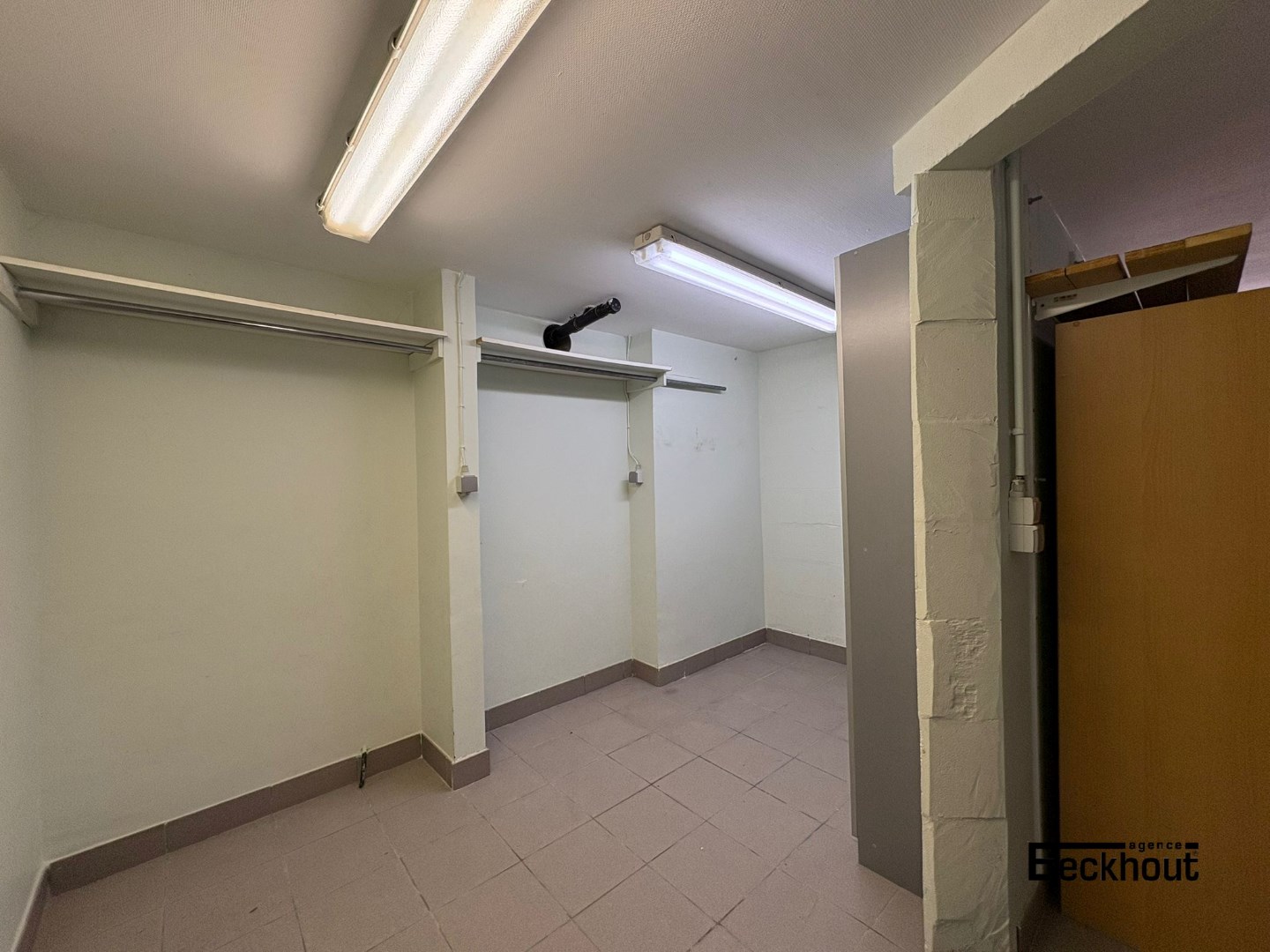 Ruime garagebox met oprit/parkeerplaats op gegeerde ligging - foto 4