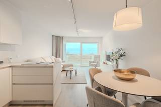 Studio haut de gamme avec coin couchage séparé situé au premier étage de la résidence Sirenuse, Zeedijk 55 Nieuwpoort. L'ouverture et la...