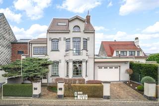 Unieke dorpswoning met bijhuis en prachtige tuin te Ternat  Vanuit de inkomhal met vestiaire stapt u de gezellige living binnen die aansluit op de...