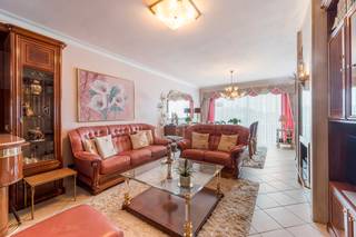 [[ DIT PAND NEEMT DEEL AAN DE ERA OPEN HUIZEN DAG OP 6/12 VAN 9:30 TOT 10:30 ]] Bent u op zoek naar een slimme investering of een eigen stek met veel potentieel ?<br />Lees hier dan zeker even verder !<br /> <br /><u>2deV:</u> In de hal (5m²) is er voldoende plaats om uw jassen en schoenen op te bergen in de praktische ingebouwde kasten.<br /><br />De ruime, lichtrijke &amp;amp; comfortabele woonkamer is maar liefst 30m² groot en geeft toegang tot de mooie, verzorgde, nostalgische keuken (7m²) en het terras (7m²)  <br /><br />De badkamer heeft een ligbad met douche functie en lavabo.<br />De wc is hier apart en beide ruimtes bevinden zich op de hal. <br /><br />Op het einde van de hal kunnen we de 2 slaapkamers vinden van 17m² en 7m²<br /><br />Een extra troef is uw persoonlijke garagebox, ietsje verderop.<br />U kan deze extra aankopen voor € 30.000, zo bent u altijd van een plaatsje verzekerd<br /><br />Interesse in dit appartement in een rustige buurt, maar toch vlak bij de invalswegen?<br />Boek dan nu uw bezichtiging in bij uw makelaar !