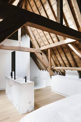 BEZOEKERSWEEKEND OP 27 & 28 JUNI – ENKEL OP AFSPRAAK<br /><br />Wonen in het historische hart van Mechelen, met een uniek zicht op de Sint-Romboutstoren? Deze karaktervolle stadswoning combineert authenticiteit, warmte en hedendaags wooncomfort op een toplocatie.<br /><br />Met een bewoonbare oppervlakte van 122 m² biedt deze woning een verrassend ruim en sfeervol interieur. De leefruimte werd doordacht ingedeeld in verschillende gezellige zones, waardoor een warme en uitnodigende woonomgeving ontstaat. Grote raampartijen zorgen voor veel lichtinval en bieden een prachtig zicht op de Sint-Romboutstoren.<br /><br />De open keuken vormt het hart van de woning en werd afgewerkt met hoogwaardige materialen, waaronder houten fronten en Fior di Bosco natuursteen. Aansluitend bevindt zich een rustige bureauruimte, ideaal voor thuiswerk of een creatieve invulling.<br /><br />Op de verdieping bevindt zich een bijzonder sfeervolle master bedroom onder een hoog houten gewelf. De geïntegreerde doucheruimte en dubbele lavabo creëren een luxueuze hotelsfeer met behoud van het authentieke karakter van de woning. Er is bovendien de mogelijkheid om een tweede slaapkamer te creëren.<br /><br />Buiten geniet je van twee aangename terrassen, waaronder een prachtig dakterras waar je in alle rust kan ontspannen met zicht op de Sint-Rombouts Toren van Mechelen.<br /><br />TROEVEN<br /><br />• Gelegen in het historische centrum van Mechelen<br />• Uniek zicht op de Sint-Romboutstoren<br />• Twee terrassen, waaronder een zonnig dakterras<br />• 125 m² bewoonbare oppervlakte<br />• Hoogwaardige afwerking met natuurlijke materialen<br />• Gezellige en doordachte indeling<br />• Aparte bureauruimte / thuiswerkplek<br />• Ruime master bedroom<br />• Mogelijkheid tot tweede slaapkamer<br />• Instapklaar en uniek woonconcept<br /><br />Een bijzondere woning voor wie op zoek is naar karakter, rust en stadsleven op wandelafstand van winkels, horeca en cultuur.<br /><br />Bezoekersweekend op vrijdag 27 en zaterdag 28 juni – uitsluitend op afspraak.<br />Contacteer ons om uw bezoekmoment te reserveren.