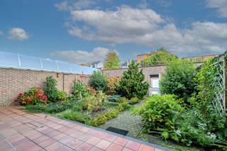 Wees welkom in de Boomlaarstraat 4 in Lier; een groot, volledig instapklaar en uiterst verzorgd gelijkvloers appartement met 2 slaapkamers.<br />Dit mooie en lichtrijke gelijkvloerse appartement heeft een privatieve tuin, een gesloten garagebox en is goed gelegen nabij het centrum en aan het station.<br /><br />INDELING: <br />Bij het betreden van het appartement passeren we het toilet in de ruime en frisse inkomhal.<br />Vervolgens gaan we naar de zeer ruime, open woonkamer. Aansluitend is er een grote keuken die uitgerust is met kookplaat, dampkap, vaatwas, ijskast, frigo en oven. Vanuit de keuken heb je toegang tot het terras en de tuin.<br />Het appartement beschikt over 2 volwaardige slaapkamers.<br />De badkamer heeft een ligbad, een dubbel lavabomeubel en een toilet.<br /><br />De verzorgde privatieve tuin beschikt over een terras dat deels open en deels overdekt is. Grenzend aan het terras is er een praktische tuinberging.<br />De afgesloten garagebox is rechtstreeks vanuit de tuin te bereiken. Deze box dient mee aangekocht te worden en wordt aangeboden aan 30.000€.<br /><br />De ondergrondse privatieve kelderberging is inclusief.<br /><br />BIJZONDERHEDEN:<br />- EPC B<br />- Elektriciteit is conform<br />- Asbestveilig<br />- Privétuin met rechtstreekse toegang naar garage<br />- Privatieve tuinberging<br />- Ondergrondse kelderberging