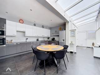 Ruime en instapklare woning op een uitstekende ligging nabij openbaar vervoer, scholen en winkels. De woning beschikt over een inkomhal met...