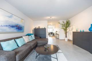 - Jonge residentie<br />- Zonnig terras<br />- Praktische indeling <br />- Gemeubeld <br /><br />Ruim en licht duplex-appartement gelegen in een jonge, goed onderhouden residentie op de Nieuwpoortsesteenweg in Oostende. De woning biedt een mooie bewoonbare oppervlakte, een optimale lichtinval en een zonnig terrasje waar het heerlijk vertoeven is. Perfect voor wie wil wonen in de buurt van het stadscentrum én genieten van de charme van de kuststad.<br /><br />Deze ideale locatie combineert goede bereikbaarheid met nabijheid van talrijke winkels, supermarkten, het openbaar vervoer en allerlei andere voorzieningen. Ook het strand bevindt zich op slechts 500m wandelafstand! <br />Een absolute parel geschikt voor zowel tweede verblijf, investering of vaste woonst! <br /><br />Indeling: inkom, gezellige en lichtrijke woonkamer, utigevend op zongericht terras, grote volledig ingerichte keuken met aansluitende berging, afzonderlijk toilet, trap naar boven, slaapkamer, badkamer met inloopdouche, berging, afzonderlijk toilet, master bedroom met ruime dressing.<br />Vlot toegankelijke fietsenstalling op het gelijkvloers!<br /><br />EPC: label B 3732428 - elektriciteit conform gekeurd <br /><br />Het appartement wordt gemeubeld aangeboden. <br /><br />Interesse? Vraag gerust meer informatie of plan een bezoek! Immo De Beus 059 510 300 