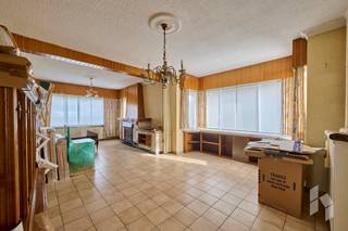 Te renoveren woning met 3 slaapkamers, 2 badkamers en een veranda gelegen op een mooi perceel van 985 m² te Mol-Rauw.<br /><br /><strong>INDELING:</strong><br /><strong>Gelijkvloers:</strong> inkomhal, woonkamer, keuken, badkamer, toilet, veranda<br /><strong>Eerste verdieping: </strong>nachthal, 3 slaapkamers, badkamer <br /><br /><strong>BIJZONDERHEDEN:</strong><br />- Houtkachel in woonkamer;<br />- rolluiken;<br />- kelder en zolder;<br />- mooi, ruim perceel.