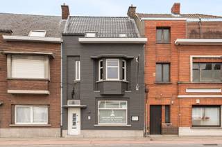 Deze ruime burgerwoning bevindt zich langs de Gaversesteenweg in de nabijheid van het Driespoort shopping center. De woning omvat op het gelijkvloers inkom met vestiaire en toilet, leefruimte in verschillende compartimenten, bureel, kelder, ingerichte professionele keuken, ruime bergplaats, aangenaam overdekt terras, koer en dubbele garage. Op de verdiepingen zijn er 5 slaapkamers en een ingerichte badkamer. De woning werd door de jaren opgewaardeerd met een gevel- en dakrenovatie, de elektriciteit is conform en de verwarming gebeurt aan de hand van centrale verwarming met aardgas.<br />Deze woning kan zowel dienst doen als ruime gezinswoning met een bewoonbare oppervlakte van 219m² als een commerciële invulling krijgen (bureel, praktijk, restaurant,...) of een combinatie van beide.<br />Bijzonder goede mobilteitsscore (8,5/10) met schitterende bereikbaarheid naar openbaar vervoer (station Deinze), winkels, scholen, ontspanning en verbindingswegen (E17).<br />Bel snel voor een bezoek aan deze karaktervolle woning met mooie authentieke accenten of kom vrijblijvende langs op de open huis dag, zaterdag 14/03 van 14u tot 16u:<br />Alina 0484 11 04 90