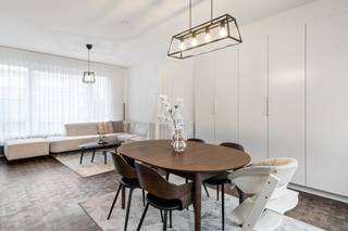 Deze ruime, recent gerenoveerde woning is prima gelegen in een rustige, residentiële wijk in Hoevenen. Scholen, openbaar vervoer en winkels bevinden zich allen op wandelafstand en ook de centra van Hoevenen, Stabroek en Kapellen zijn door de centrale ligging van het huis vlot bereikbaar. De woning werd gerenoveerd in 2023 en geniet van een erg gunstig EPC-label A. U komt binnen via een ruime inkomhal, die toegang biedt tot de grote inpandige garage. Op het gelijkvloers vindt u verder nog een praktische berging/wasplaats en een toffe veranda, waar het aangenaam vertoeven is en waar u kan genieten van een fijn uitzicht over de tuin. Via de houten trap bereikt u de hal met gastentoilet op de eerste verdieping. Verder vindt u hier een ruime en super lichte woonkamer op mooie parketvloer en een volledig geïnstalleerde, open keuken. De 2e verdieping telt 3 volwaardige slaapkamers en een badkamer met ligbad met douchefunctie, een toilet en een wastafel met meubel. Het perceel heeft een totale oppervlakte van 245m². De gezellige tuin is netjes aangelegd en beschikt over een houten terras en tuinberging. U kan hier dus fijn van de buitenlucht en de zon genieten. Uw wagen kan u parkeren in de inpandige garage. Echter biedt ook de oprit voor de woning een extra autostaanplaats. Deze werd voorzien van een laadpunt voor elektrische wagens. Op het dak van het huis werden nog 16 zonnepanelen voorzien en er zijn warmtepompen voor zowel koeling als verwarming aanwezig in de woonkamer en de 3 slaapkamers.