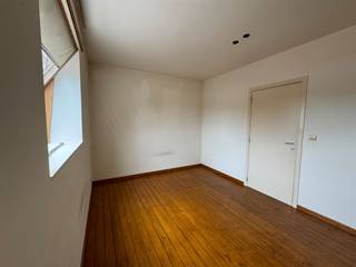 <p>Dit charmante appartement bevindt zich op wandelafstand van de Grote Markt van Aalst, in de onmiddellijke nabijheid van winkels, openbaar vervoer en horecazaken.</p><p>Het appartement bestaat uit een lichtrijke leefruimte met een volledig geïnstalleerde keuken, badkamer met douche, apart toilet, slaapkamer en opbergzolder. Een extra troef is een kelderruimte voor extra opslag.</p><p>Verbruik: water, gas en elektriciteit apart</p><p>De huurprijs bedraagt €650/maand. Beschikbaar vanaf 01/07/2026</p>